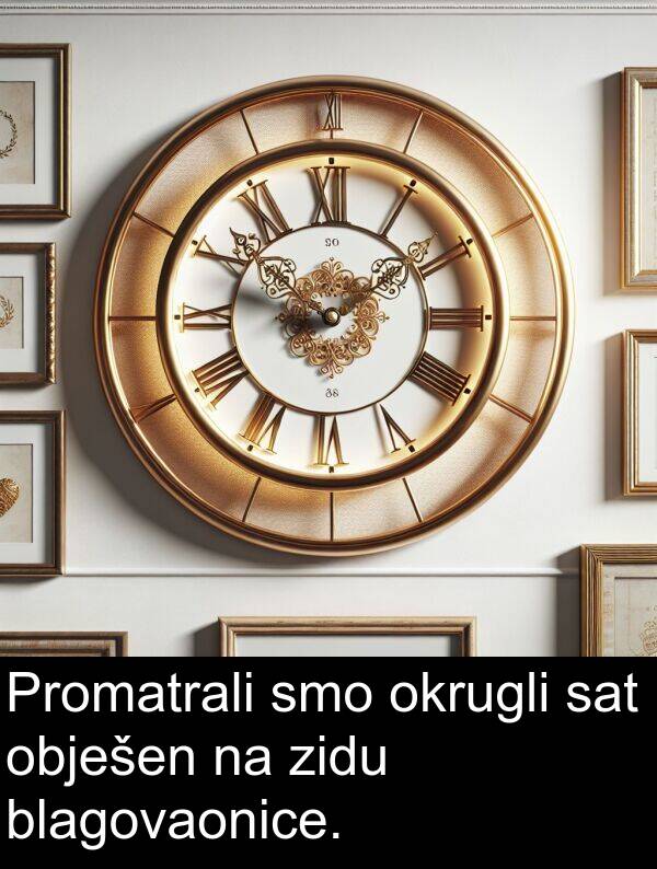 blagovaonice: Promatrali smo okrugli sat obješen na zidu blagovaonice.