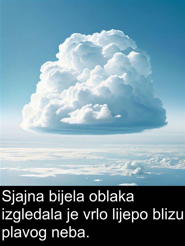 blizu: Sjajna bijela oblaka izgledala je vrlo lijepo blizu plavog neba.