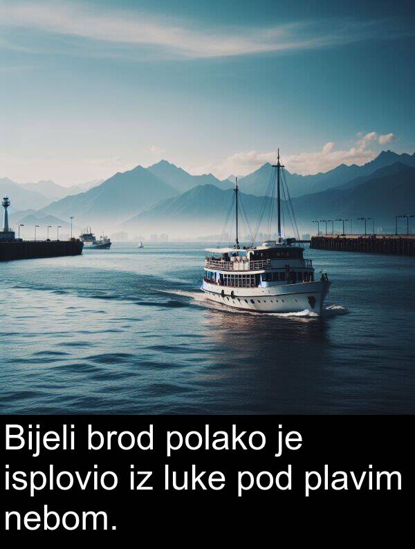 nebom: Bijeli brod polako je isplovio iz luke pod plavim nebom.