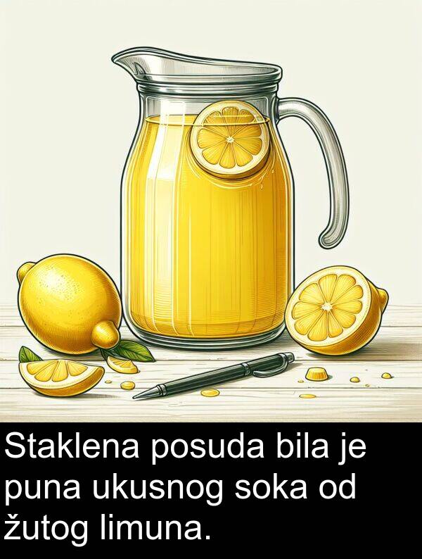 puna: Staklena posuda bila je puna ukusnog soka od žutog limuna.