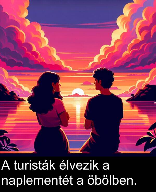 naplementét: A turisták élvezik a naplementét a öbölben.