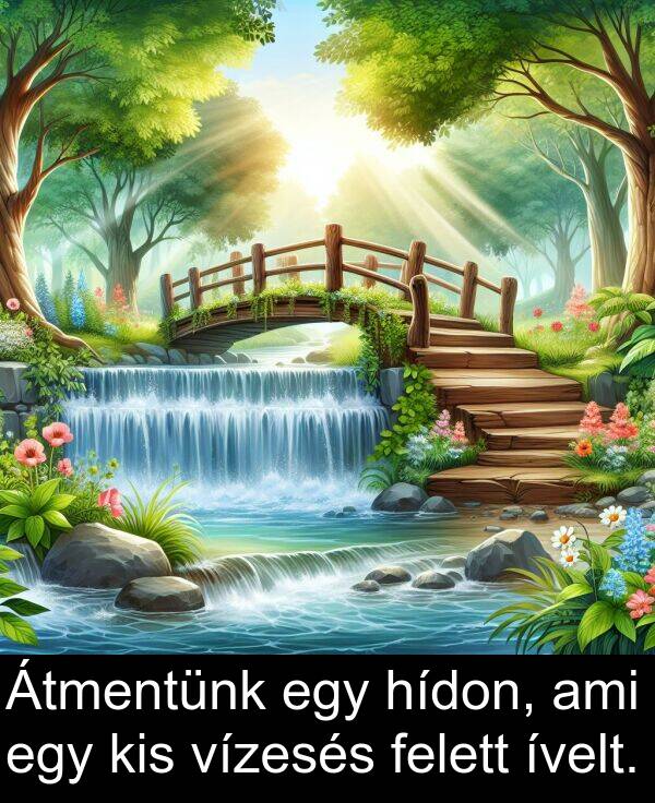 ami: Átmentünk egy hídon, ami egy kis vízesés felett ívelt.
