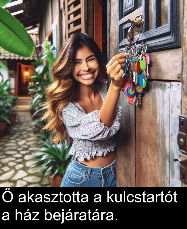 akasztotta: Ő akasztotta a kulcstartót a ház bejáratára.