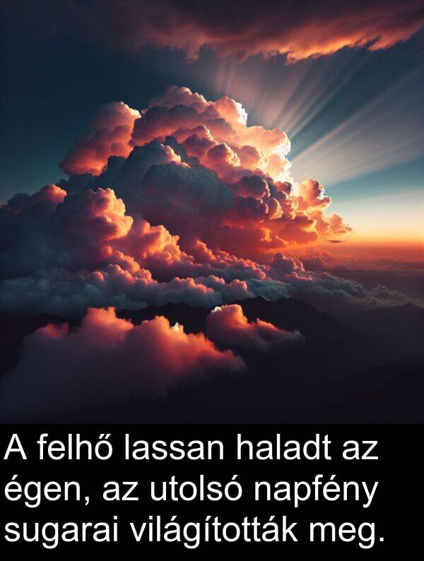 napfény: A felhő lassan haladt az égen, az utolsó napfény sugarai világították meg.