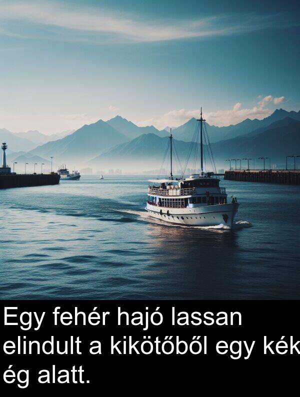 alatt: Egy fehér hajó lassan elindult a kikötőből egy kék ég alatt.