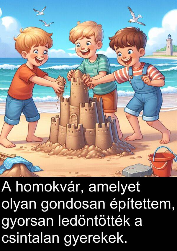 homokvár: A homokvár, amelyet olyan gondosan építettem, gyorsan ledöntötték a csintalan gyerekek.