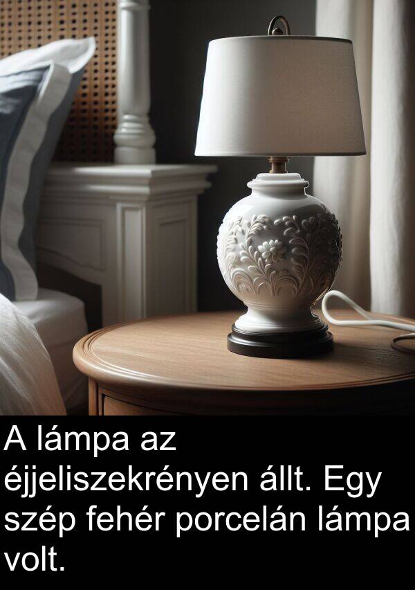 porcelán: A lámpa az éjjeliszekrényen állt. Egy szép fehér porcelán lámpa volt.