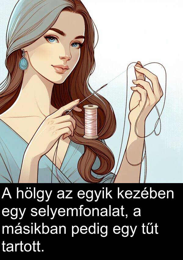 pedig: A hölgy az egyik kezében egy selyemfonalat, a másikban pedig egy tűt tartott.