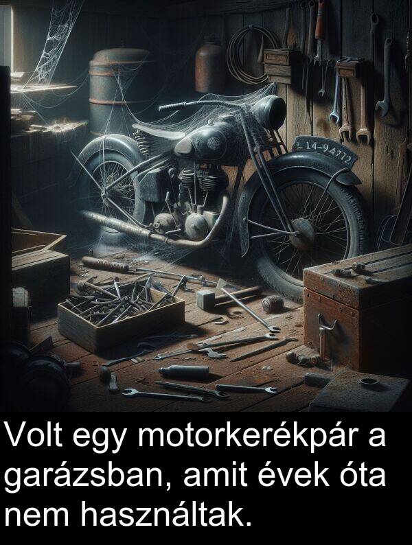 motorkerékpár: Volt egy motorkerékpár a garázsban, amit évek óta nem használtak.