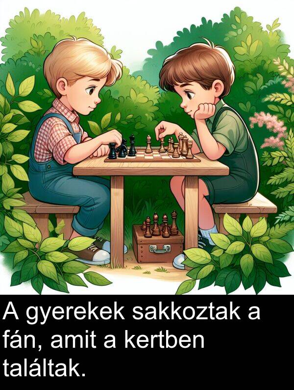 találtak: A gyerekek sakkoztak a fán, amit a kertben találtak.