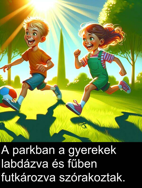 szórakoztak: A parkban a gyerekek labdázva és fűben futkározva szórakoztak.