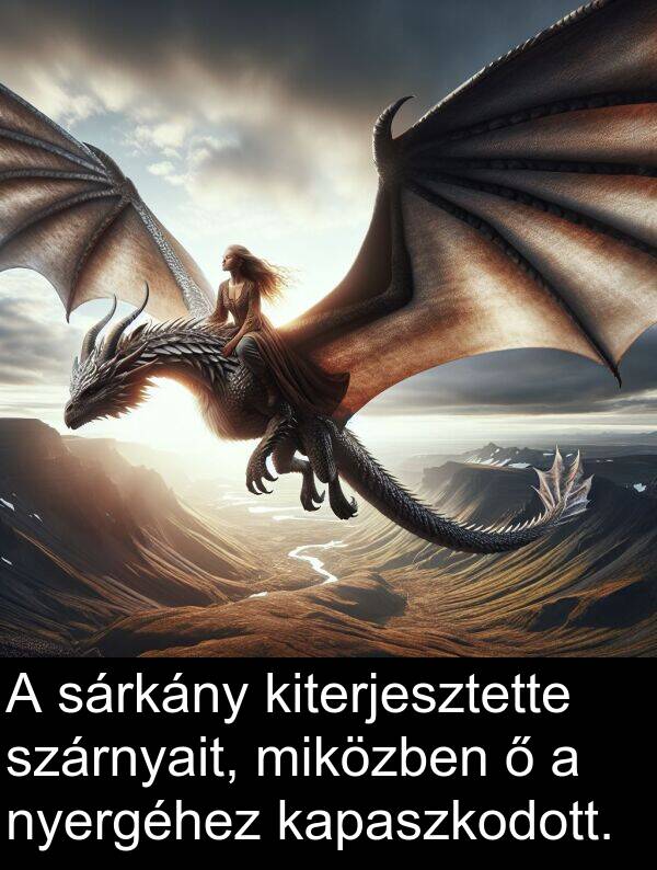 sárkány: A sárkány kiterjesztette szárnyait, miközben ő a nyergéhez kapaszkodott.