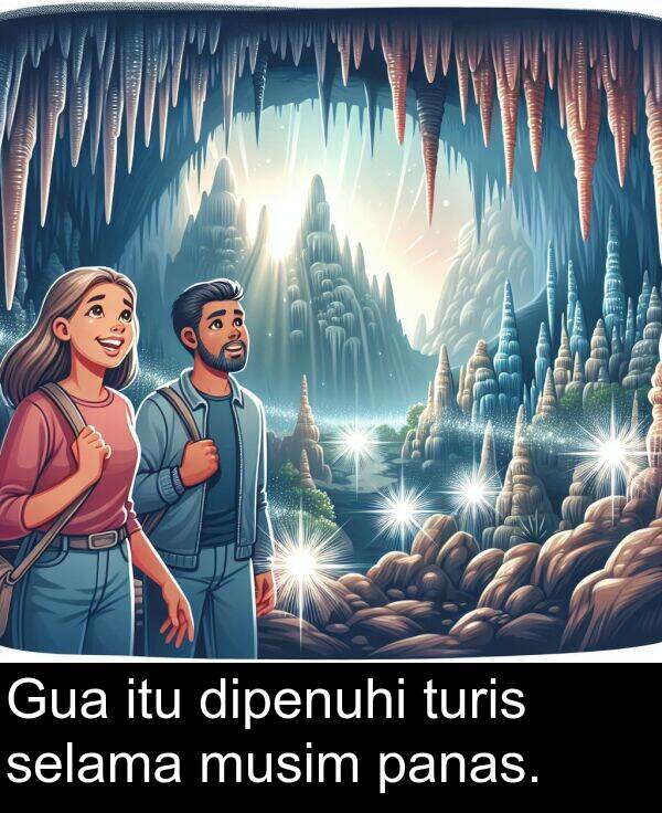 panas: Gua itu dipenuhi turis selama musim panas.