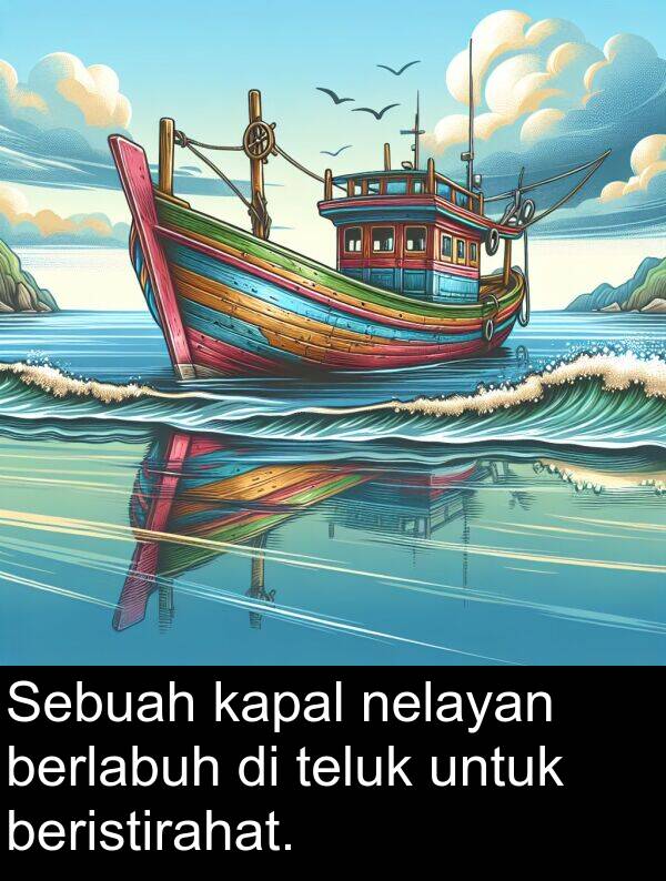 nelayan: Sebuah kapal nelayan berlabuh di teluk untuk beristirahat.