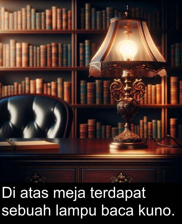 terdapat: Di atas meja terdapat sebuah lampu baca kuno.