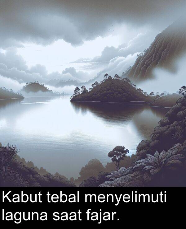saat: Kabut tebal menyelimuti laguna saat fajar.