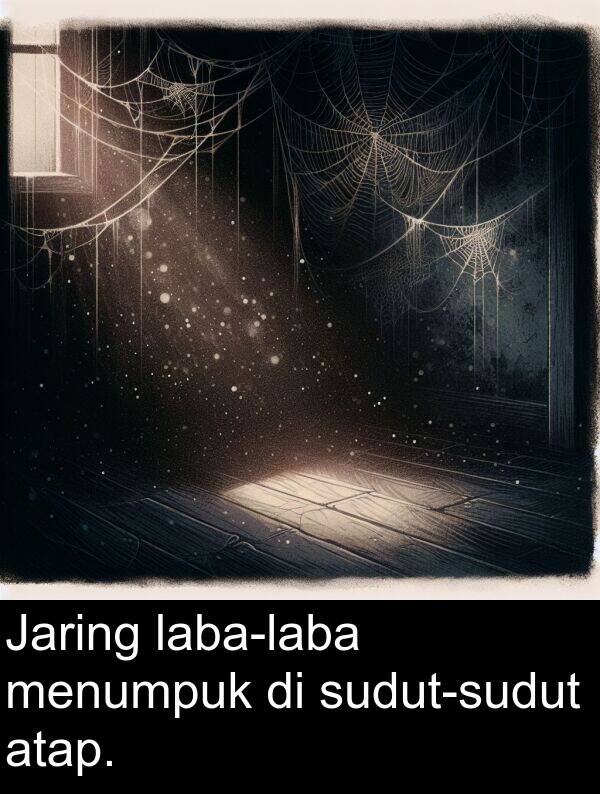 menumpuk: Jaring laba-laba menumpuk di sudut-sudut atap.