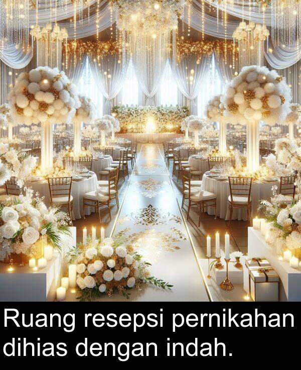 resepsi: Ruang resepsi pernikahan dihias dengan indah.