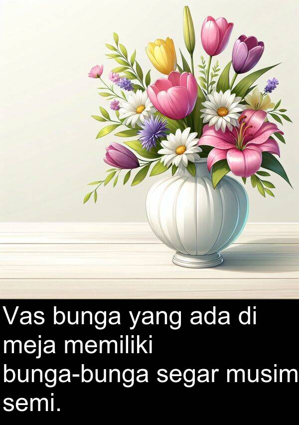 segar: Vas bunga yang ada di meja memiliki bunga-bunga segar musim semi.