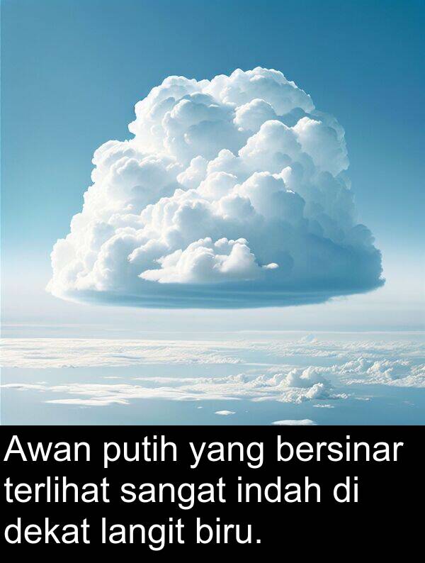 langit: Awan putih yang bersinar terlihat sangat indah di dekat langit biru.