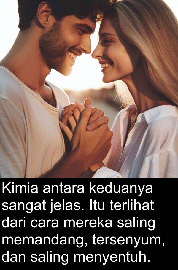 menyentuh: Kimia antara keduanya sangat jelas. Itu terlihat dari cara mereka saling memandang, tersenyum, dan saling menyentuh.