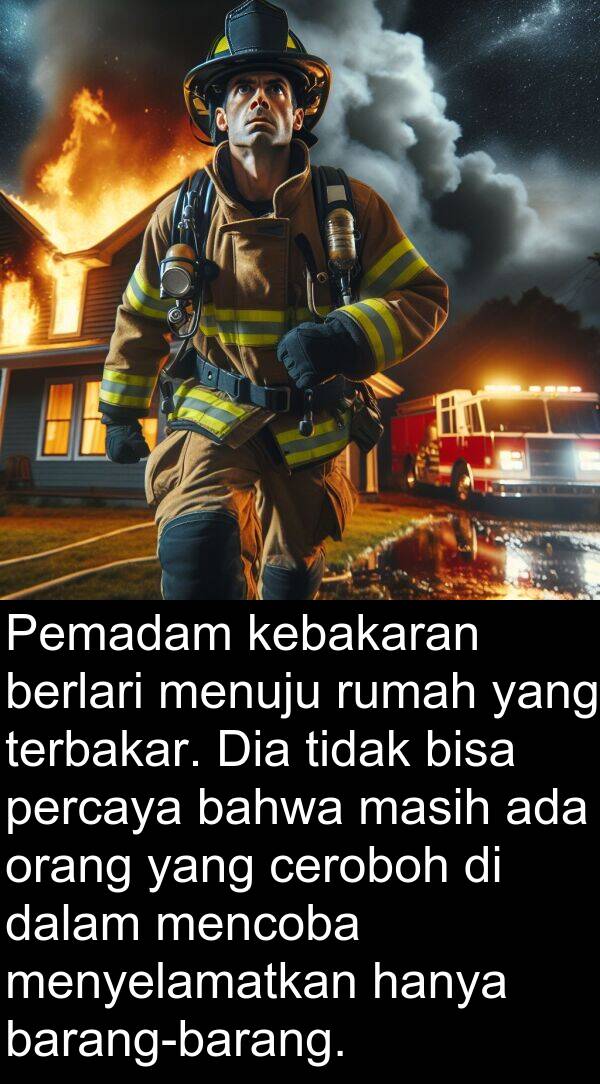 terbakar: Pemadam kebakaran berlari menuju rumah yang terbakar. Dia tidak bisa percaya bahwa masih ada orang yang ceroboh di dalam mencoba menyelamatkan hanya barang-barang.