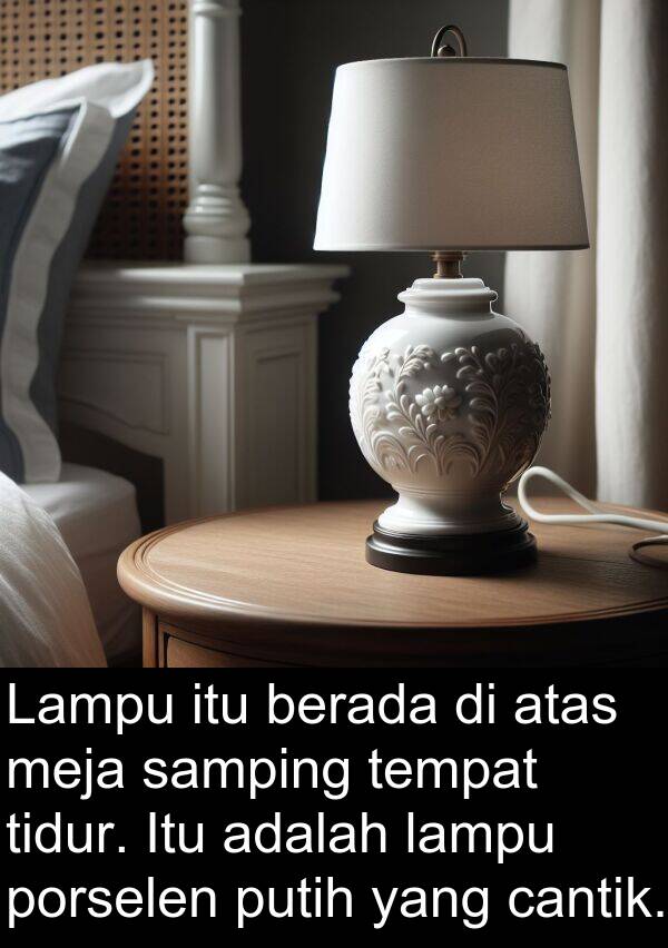 lampu: Lampu itu berada di atas meja samping tempat tidur. Itu adalah lampu porselen putih yang cantik.