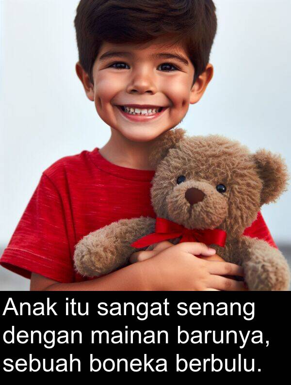 mainan: Anak itu sangat senang dengan mainan barunya, sebuah boneka berbulu.