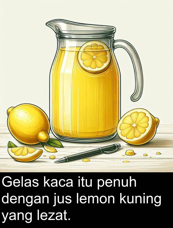 lezat: Gelas kaca itu penuh dengan jus lemon kuning yang lezat.