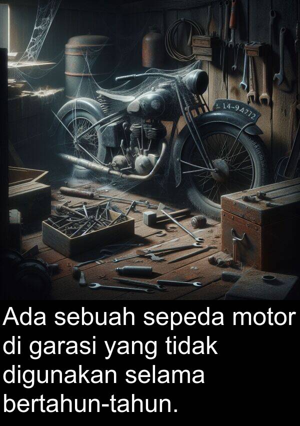 sepeda: Ada sebuah sepeda motor di garasi yang tidak digunakan selama bertahun-tahun.