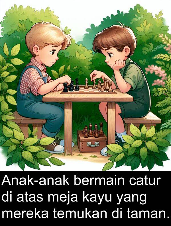 temukan: Anak-anak bermain catur di atas meja kayu yang mereka temukan di taman.