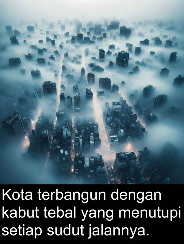 jalannya: Kota terbangun dengan kabut tebal yang menutupi setiap sudut jalannya.