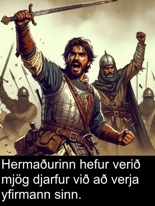 yfirmann: Hermaðurinn hefur verið mjög djarfur við að verja yfirmann sinn.