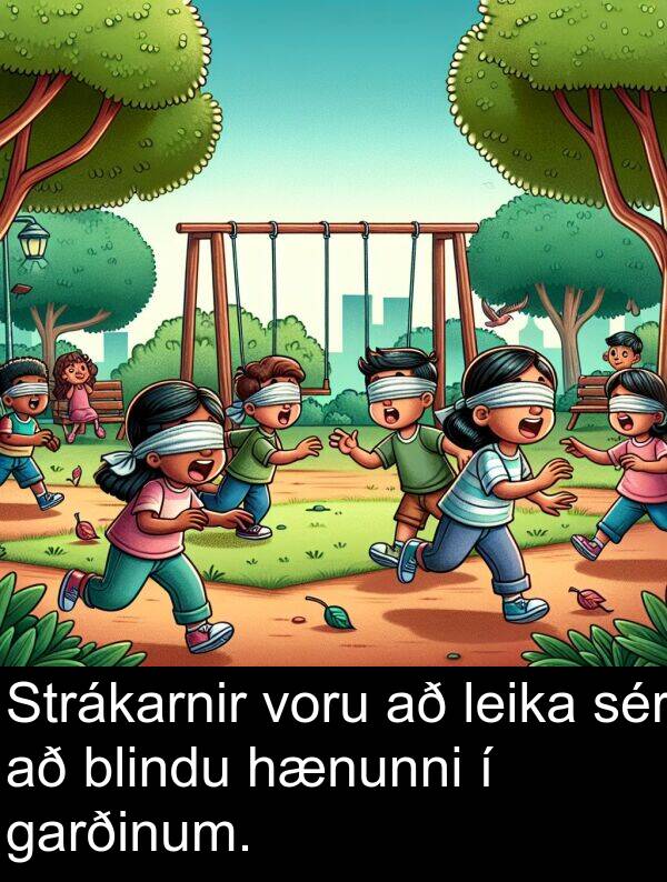 sér: Strákarnir voru að leika sér að blindu hænunni í garðinum.