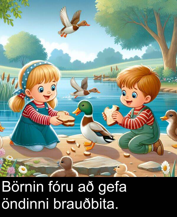 gefa: Börnin fóru að gefa öndinni brauðbita.