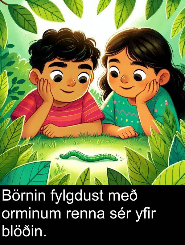 sér: Börnin fylgdust með orminum renna sér yfir blöðin.