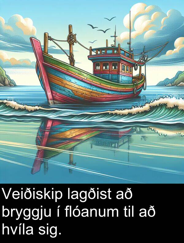 lagðist: Veiðiskip lagðist að bryggju í flóanum til að hvíla sig.