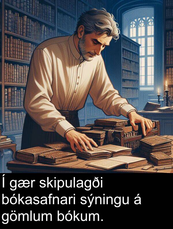 skipulagði: Í gær skipulagði bókasafnari sýningu á gömlum bókum.