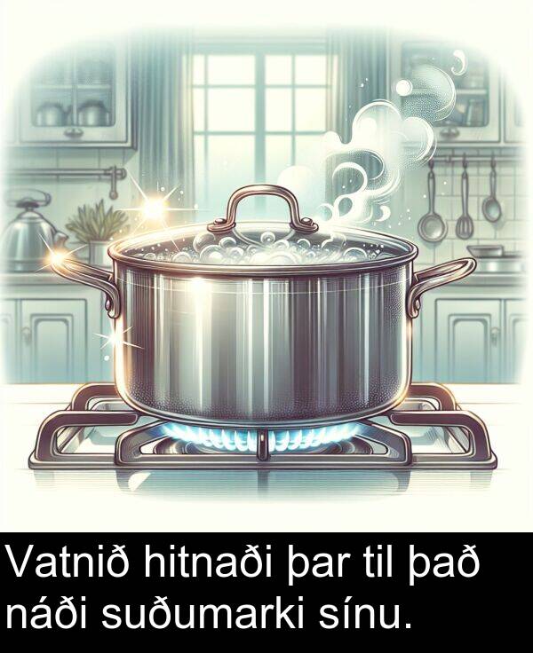 það: Vatnið hitnaði þar til það náði suðumarki sínu.