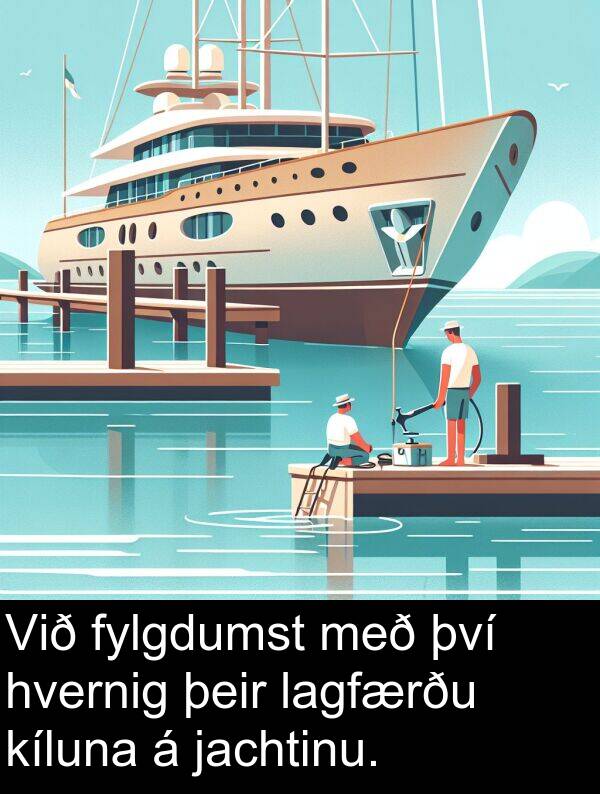 þeir: Við fylgdumst með því hvernig þeir lagfærðu kíluna á jachtinu.