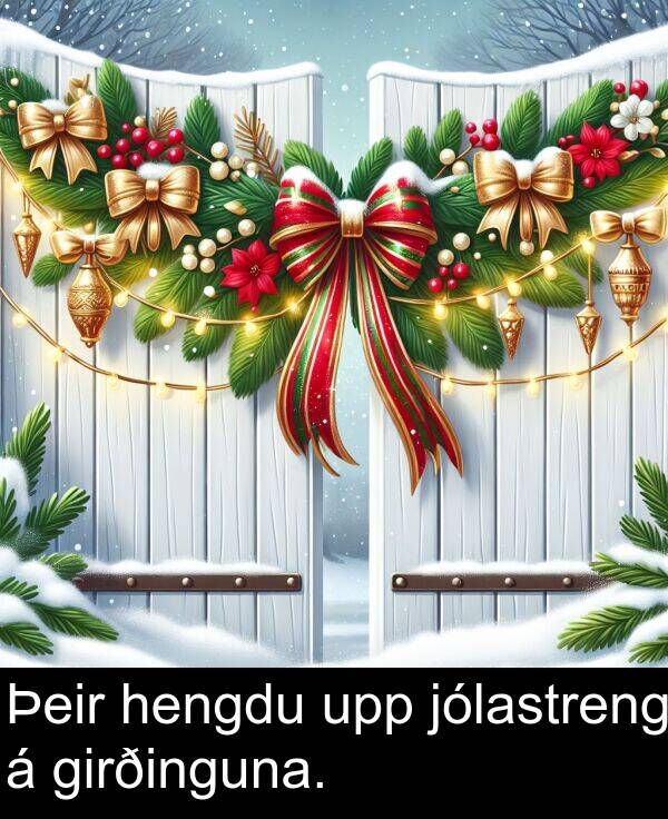 upp: Þeir hengdu upp jólastreng á girðinguna.