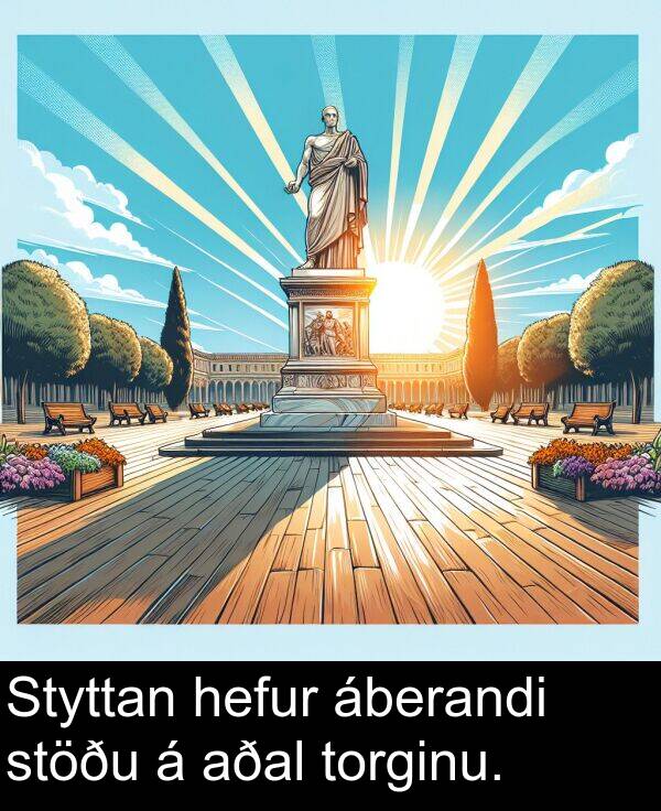 hefur: Styttan hefur áberandi stöðu á aðal torginu.