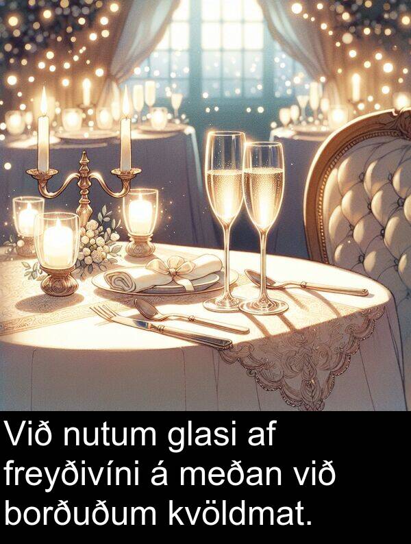glasi: Við nutum glasi af freyðivíni á meðan við borðuðum kvöldmat.