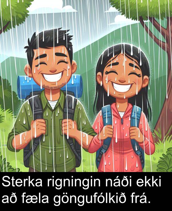 rigningin: Sterka rigningin náði ekki að fæla göngufólkið frá.