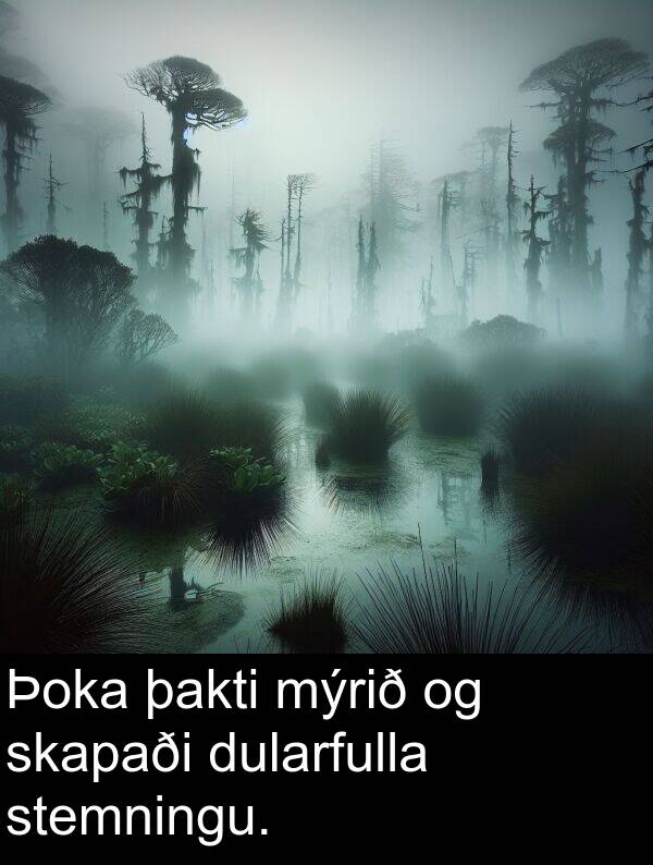 þakti: Þoka þakti mýrið og skapaði dularfulla stemningu.