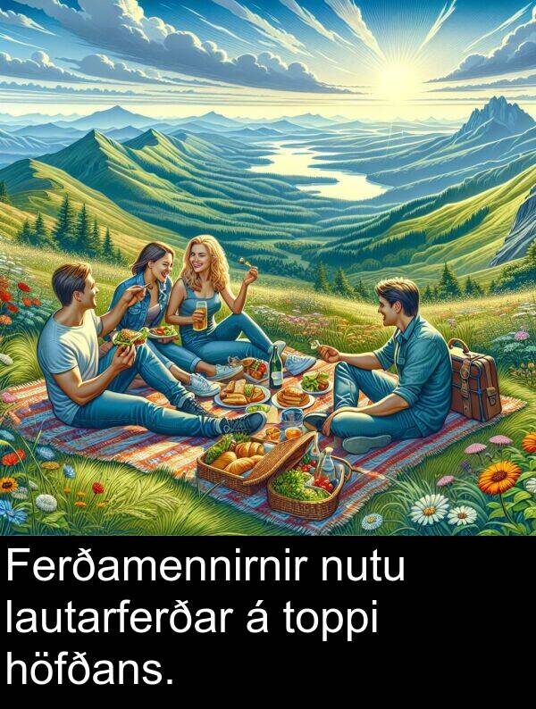 nutu: Ferðamennirnir nutu lautarferðar á toppi höfðans.