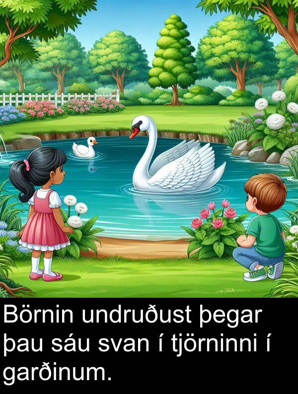 garðinum: Börnin undruðust þegar þau sáu svan í tjörninni í garðinum.