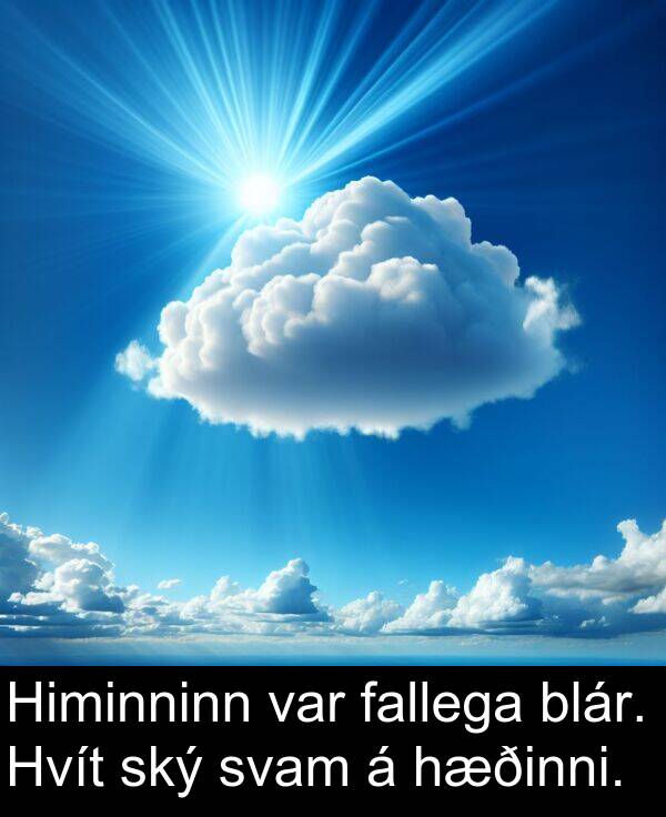 fallega: Himinninn var fallega blár. Hvít ský svam á hæðinni.