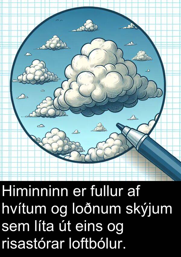 risastórar: Himinninn er fullur af hvítum og loðnum skýjum sem líta út eins og risastórar loftbólur.