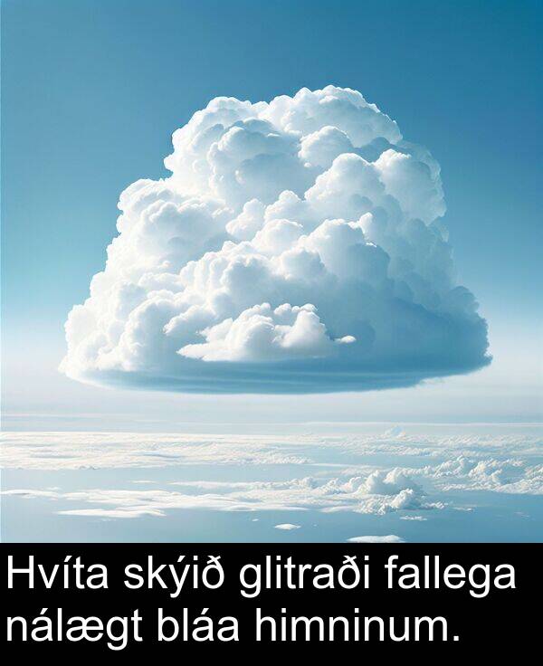 fallega: Hvíta skýið glitraði fallega nálægt bláa himninum.